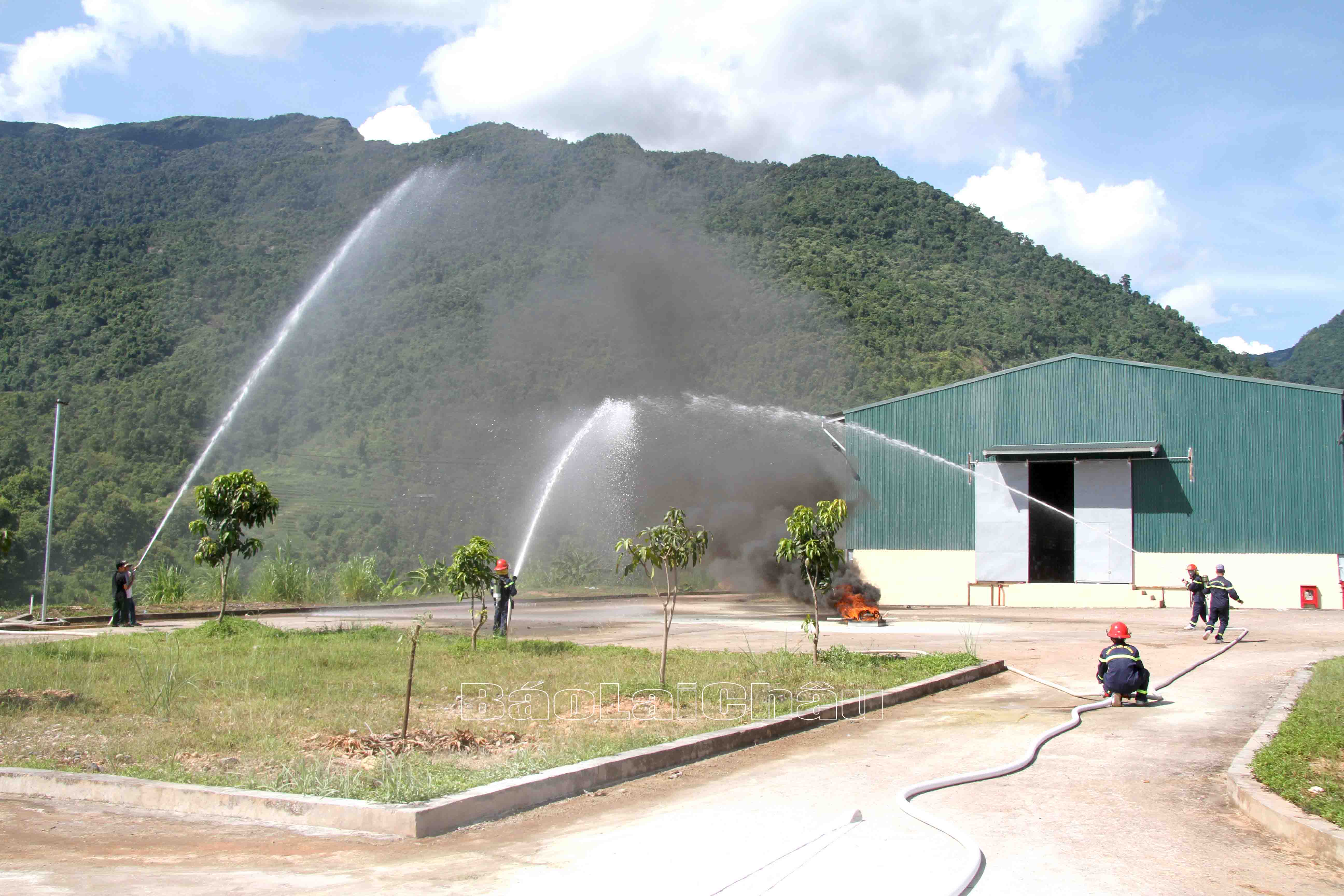 Huấn luyện nghiệp vụ phòng cháy chữa cháy tại Nhà máy chế biến mủ cao su Lai Châu